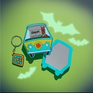 Scooby Doo Collection Dooby Doooo! Hand Mirror and Keychain Set.